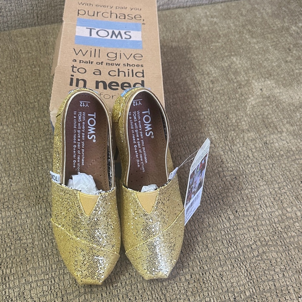 TOMS Kids Glitter Slip-On Shoes in Gold size Y12